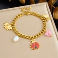 Dettaglio del bracciale dorato con graziosi ciondoli a forma di coccinella, ape e farfalla - Bracciale Singolo (B1736)