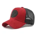 Rote und schwarze Trucker Cap aus Wildleder mit Netzrücken und ENJOY LIFE Abzeichen - Verstellbar / Rot