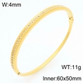 Elegante brazalete de acero de titanio chapado en oro con piedras y cierre de clic seguro - Estilo Adornado con Filas de Piedras (KB210992-KSZ) / Dorado