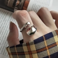 Anello minimalista in metallo liquido argento con fascia aperta regolabile - Anello di Lava Irregolare Argentato