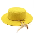 Détail d'un chapeau de paille jaune à bord plat avec cordon, perles et plumes déco - M (56-58cm) / Jaune