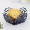 Vue détaillée de l'emballage en papier découpé laser bleu marine pour chocolat - Bleu Magique