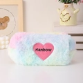 Dettaglio della borsa cosmetica in peluche arcobaleno con cuore glitterato e ricamo - Cuore (Cerniera Verde)