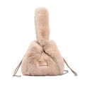 Sac seau chic en fausse fourrure beige avec poignée peluche et chaîne argentée sur fond blanc - Kaki