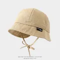 Dettaglio del cappello da sole kaki per bambini con ricamo di montagna e cordino regolabile - 50cm (1-3 anni) / Cachi