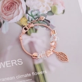 Vista detallada de pulsera de serpiente en oro rosa con dijes de corazón y hojas - Estilo de Corazón de Hoja Hueca Oro Rosa (4#)