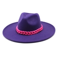 Detail eines lila Wollfilzhuts mit pinkfarbener Kunststoffkette und breiter Krempe - Lila / M (56-58cm)