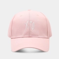 Dettaglio del ricamo XO su berretto da baseball in cotone rosa con cuciture precise - Regolabile / Rosa Chiaro
