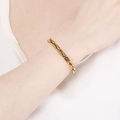 Bracciale a maglie minimalista in acciaio al titanio dorato con trama a bambù al polso - Oro
