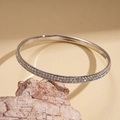 Vue détaillée d'un bracelet jonc argenté serti de deux rangées de pierres en zircone - Argenté