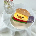 Dettaglio portachiavi peluche anatra burger creativo con strati morbidi su piatto bianco - Burger Anatra / Circa 8cm