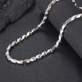 Detalle de collar de cadena de eslabones geométricos en acero inoxidable plata - 21cm / Color Acero