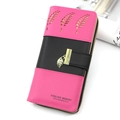 Lange Damen-Brieftasche in Pink und Schwarz mit Blattausschnitt und Metall-Anhänger - Rosenrot