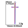 Vue macro du pendentif épée arc-en-ciel avec dimensions de 45 mm par 14 mm - Pendentif uniquement / Arc-en-ciel