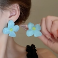 Gros plan de boucles d'oreilles fleurs bleues mates avec perles jaunes de style d'été - Fleur Bleu Ciel avec Étamine Jaune (10#)