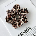 Detail eines französischen Vintage-Haargummis mit Leopardenmuster auf Magazin - Schwarz Braun Leopard