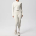 Détail de l'ensemble de yoga blanc cassé avec veste zippée ajustée et legging taille haute - Ivoire Clair
