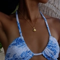 Gros plan d'un collier avec pendentif coquillage en acier inoxydable plaqué or 18k sur un mannequin - Collier Pendentif Coquille Saint-jacques 38+5cm