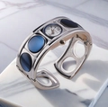 Montre bracelet argentée avec inserts ovales bleus sur socle en marbre - Bleu