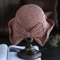 Elegante sombrero de paja rosa palo con lazo grande en un soporte de madera vintage - M (56-58cm) / Púrpura Taro