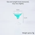 Miniatuur cocktailglas ornament met lichtblauwe vloeistof model 4,1 cm hoog - Model / Cyaan