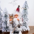 Détail du Père Noël en peluche de 5 pouces avec chapeau à carreaux sur socle en bois - Style Tenue à Carreaux 5 Pouces