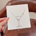 Collana in titanio argento con ciondolo a luna in zircone e dettagli in perla raffinati - Argento (Crescente Perla Stella)