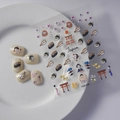 Détail de stickers à ongles 5D relief thème Japon avec motifs sushi et daruma - Style de Culture Japonaise (FEB-508)