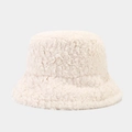 Primer plano del gorro de pescador de felpa blanca con textura suave de lana de cordero - M (56-58cm) / Beige