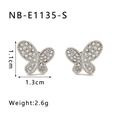 Detailoverzicht van zilveren vlinder oorknopjes met zirkoon inleg en afmetingen - 18K goud / Zilver (NB-E1135-S)