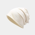 Primer plano del gorro de punto beige con borde enrollado y tejido de textura suave - Talla única / Blanco lechoso