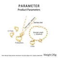 Dettaglio del set di gioielli in titanio con ciondoli a cuore traforato e chiusure OT - Set da 3 Pezzi Orecchini Collana Bracciale / Oro
