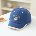 Détail de la broderie ours et du lettrage XDD sur une casquette de baseball bleue - 48-50cm(1-3 ans) / Bleu