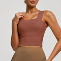 Dunkelrosa Sport-BH mit Karree-Ausschnitt und breiten Trägern für Fitness-Training - S / Karamell