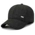 Heren winterpet van wol in donkergrijs gemêleerd met oorkleppen en SPORT metalen detail - Baseballpet / Grijs