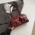 Borsa sottobraccio in vernice bordeaux scuro con doppie tasche frontali con fibbia - Senza Ciondolo / Borgogna