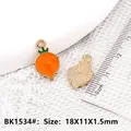 Ciondolo in lega smaltata a forma di carota in arancione e verde con bordo d'oro - Carota BK1534#