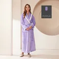 Langer helllilane Flanell-Bademantel mit weißem Rand und Gürtel für den Winter - Hellviolett (Damenmodell)