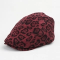 Détail du béret à imprimé léopard rouge foncé avec texture en daim épais pour l'hiver - 58-60CM / Béret / Bordeaux