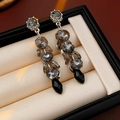 Detalle de pendientes de borla plateados con cristales gris oscuro en caja - Botón Gris Oscuro Borla Negra / Perno de plata-Negro
