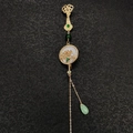 Dettaglio di una spilla cinese vintage con perle e ciondoli color verde smeraldo - Crisantemo Dorato
