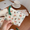 Vista dettagliata della mini borsa in cotone trapuntato con stampa di orsi e tirazip verde - Orso floreale