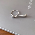 Anello regolabile in metallo liquido argento con dettagli sferici e a goccia - Stile Manico Lungo Liquido Argento