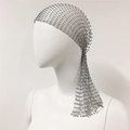 Détail d'un bandeau en maille argentée avec strass brillants pour coiffure de soirée - Argent Court
