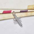 Pendente a croce in argento con zirconi scintillanti su uno sfondo con motivi geometrici - Argento
