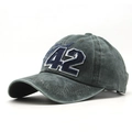 Dettaglio del cappello da baseball in cotone lavato con ricamo 42 e trama invecchiata - caffè / 56-60cm