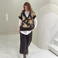Gilet en tricot marron foncé à col en V avec motif jacquard abstrait et chemise blanche - S / Marron