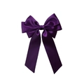 Détail de la pince à cheveux noeud en satin violet foncé avec rubans multicouches et longs pans - Violet