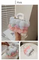 Dettaglio borsa a mano in peluche arcobaleno con manici bianchi in PU e tracolla in metallo - Taglia unica / Giunzione Colore Macaron / Rosa