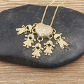 Collana placcata oro 18K con 5 ciondoli per bambini e un ciondolo a cuore - 2 Ragazzi 3 Ragazze